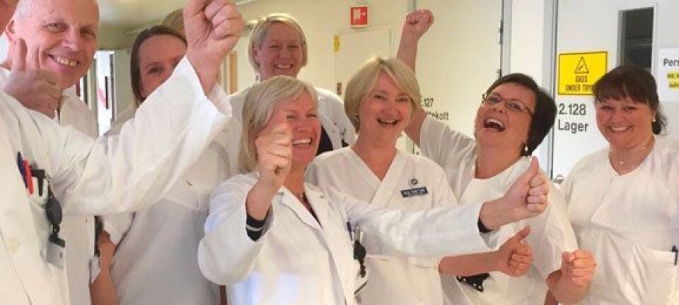 Anne Augestad Larsen (foran t.v.) jubler sammen med kollegene over tildelingen av stråleterapisenteret. Foto: Sykehuset Telemark