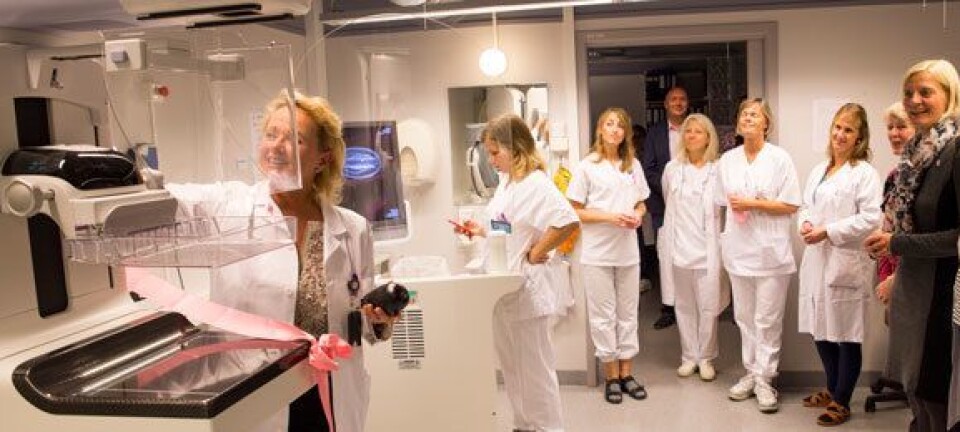 Leder ved brystdiagnostisk senter Reidun Ødegaard (t.v.) viser frem nyvinningen under den offisielle åpningen av tomosyntesemammografen.FOTO: Sykehuset i Vestfold