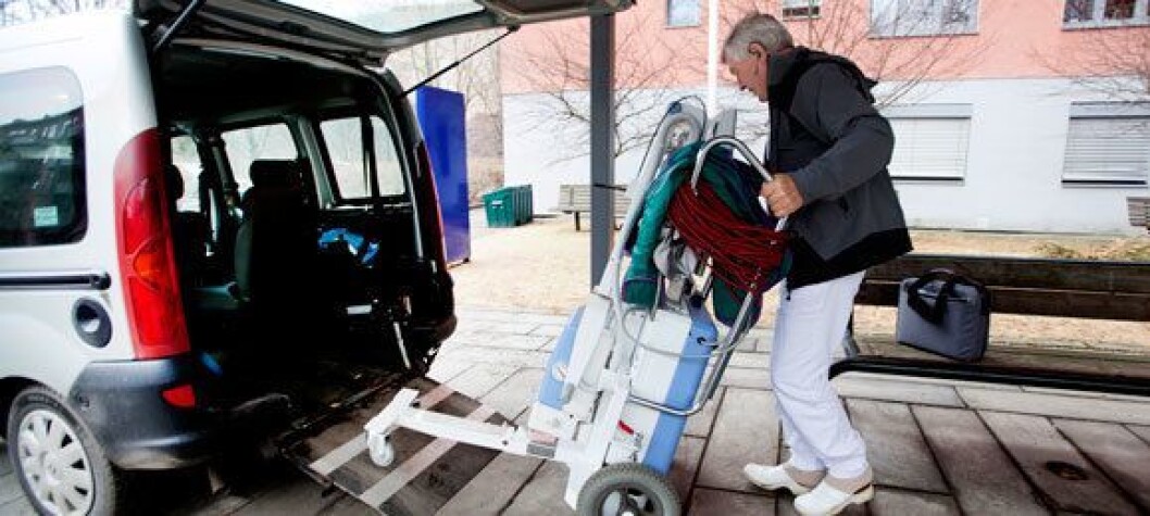 Rullende røntgen: En erfaren radiograf, en liten varebil og et 100 kilos røntgenapparat på hjul er det som skal til av fysiske ressurser for å kunne tilby en mobilrøntgentjeneste. Her er Sigmund Oswold ved Oslo universitetssykehus i aksjon. Foto: Anne Elisabeth Næss Rullende røntgen: En erfaren radiograf, en liten varebil og et 100 kilos røntgenapparat på hjul er det som skal til av fysiske ressurser for å kunne tilby en mobilrøntgentjeneste. Her er Sigmund Oswold ved Oslo universitetssykehus i aksjon. Foto: Anne Elisabeth Næss
