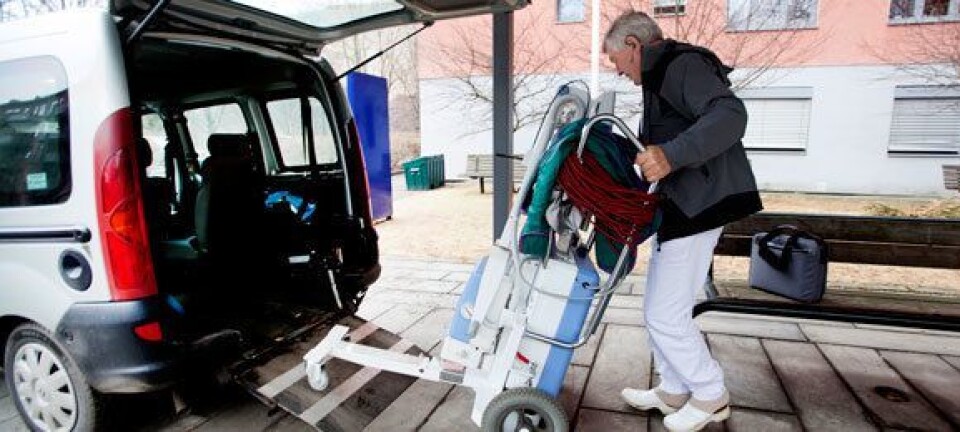 Rullende røntgen: En erfaren radiograf, en liten varebil og et 100 kilos røntgenapparat på hjul er det som skal til av fysiske ressurser for å kunne tilby en mobilrøntgentjeneste. Her er Sigmund Oswold ved Oslo universitetssykehus i aksjon. Foto: Anne Elisabeth Næss