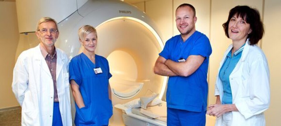 MR-maskinen ved Sykehuset Namsos kan ta pasienter opp til 250 kilo. Leder ved avdeling for bildediagnostikk, Sven A. Stafto (til venstre), sammen med fagradiografene Irina Fyrileiv, Jørgen Stiklestad og overlege Katharina Wünsche. (Foto: Bjørn Tore Ness, Namdalsavisa)