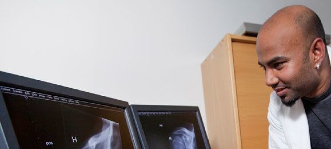 Stadig flere norske radiografer tar etterutdannelse innen beskrivende radiografi. Foreløpig må de utenlands for dette. Ajan Yogalingam (bildet) reiste til Manchester. FOTO: Anne Elisabeth Næss Stadig flere norske radiografer tar etterutdannelse innen beskrivende radiografi. Foreløpig må de utenlands for dette. Ajan Yogalingam (bildet) reiste til Manchester. FOTO: Anne Elisabeth Næss