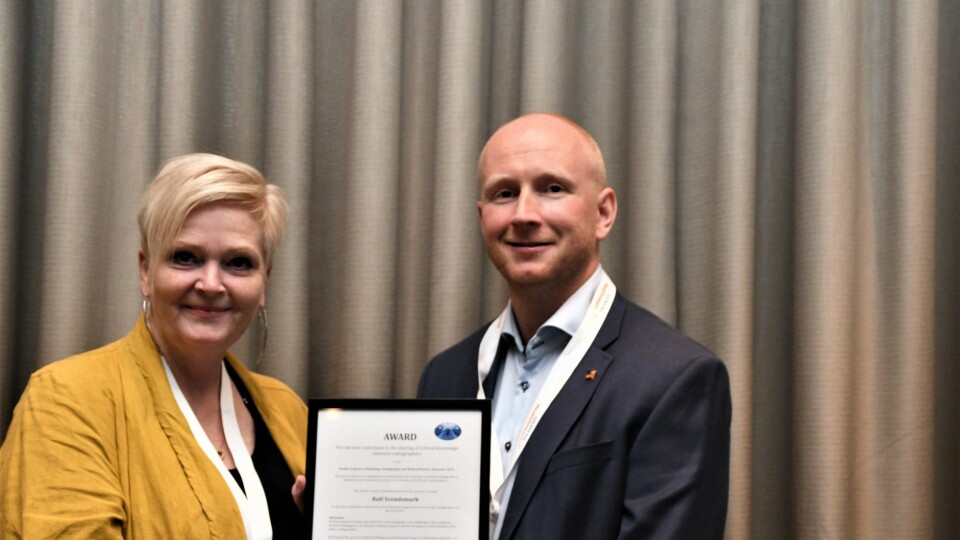 Charlotte Graungaard Falkvard fra det danske Radiograf Rådet delte ut prisen for kongressens beste foredrag til Rolf Svendsmark.
