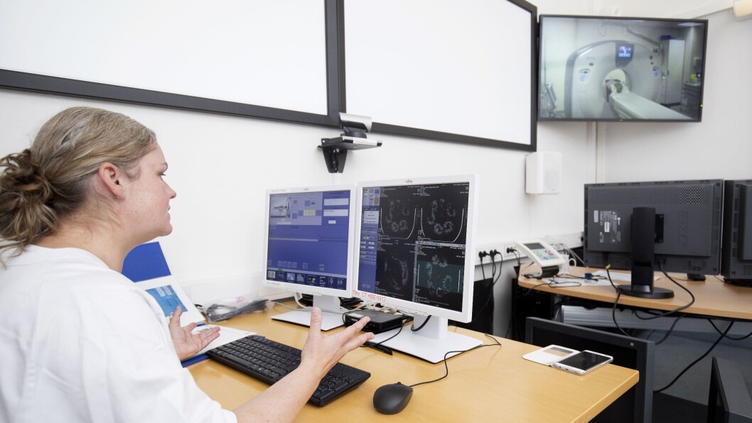 I noen land, som for eksempel Tyskland, har digitalisering blant annet bidratt til at fjernstyring av bildediagnostiske modaliteter blir stadig mer vanlig. Vi finner det også i Norge: Når de får inn pasienter med mistanke om slag etter ordinær åpningstid på Ål sjukestugu i Hallingdal, er det ambulansepersonell som tar CT-bildene, på instruks fra radiograf, som følger med via videooverføring fra Ringerike sykehus på Hønefoss. I noen land, som for eksempel Tyskland, har digitalisering blant annet bidratt til at fjernstyring av bildediagnostiske modaliteter blir stadig mer vanlig. Vi finner det også i Norge: Når de får inn pasienter med mistanke om slag etter ordinær åpningstid på Ål sjukestugu i Hallingdal, er det ambulansepersonell som tar CT-bildene, på instruks fra radiograf, som følger med via videooverføring fra Ringerike sykehus på Hønefoss.