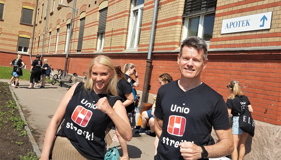 Kampviljen er sterk hos Lill Sverresdatter Larsen og Bent R. Mikalsen, hhv. leder og nestleder i Unio Spekter. Her fra onsdagens møte med de streikende på Ullevål sykehus.