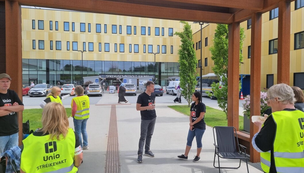 Bent R. Mikalsen møter streikende radiografer på Sykesuset Østfold Kalnes. Bent R. Mikalsen møter streikende radiografer på Sykesuset Østfold Kalnes.